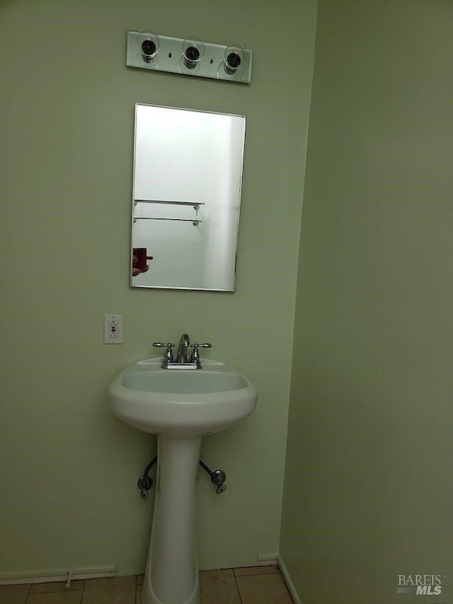 bathroom featuring a sink, baseboards, and tile patterned floors