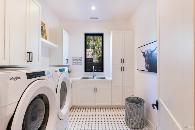 laundry room featuring washing machine and dryer, recessed lighting, a sink, visible vents, and cabinet space