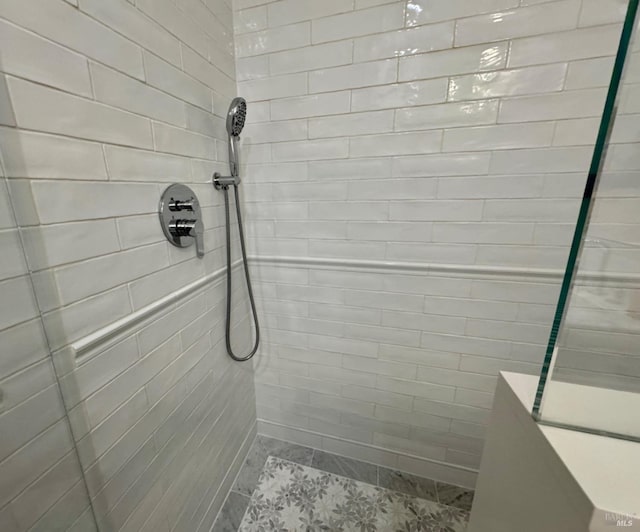 bathroom featuring tiled shower