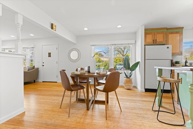 dining space featuring recessed lighting, light wood-style floors, and baseboards