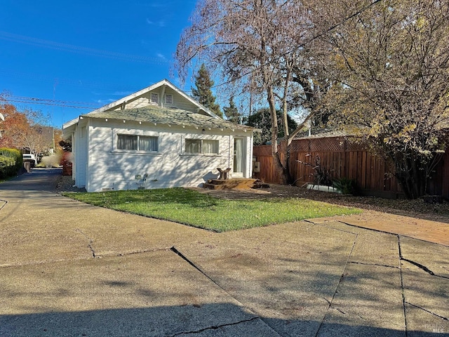 view of front of home featuring fence and a front yard