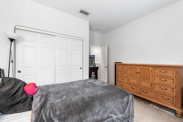 bedroom featuring carpet floors, visible vents, and a closet