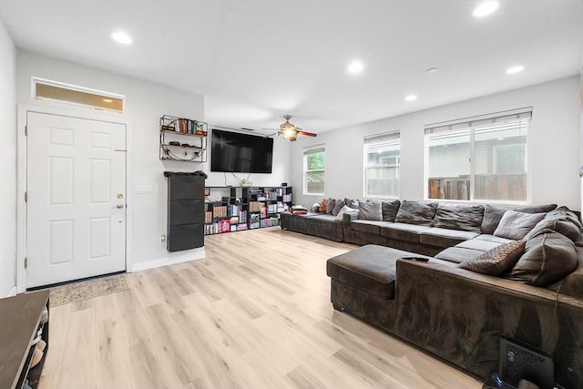 living room featuring light wood-style floors, ceiling fan, baseboards, and recessed lighting