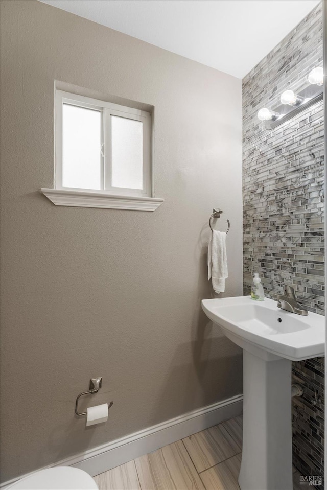 bathroom featuring toilet and baseboards