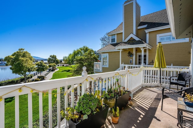 balcony featuring a mountain view