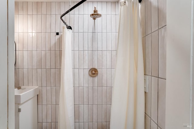 bathroom featuring tiled shower