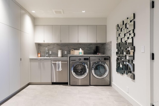 laundry room with a sink, visible vents, and washer and dryer