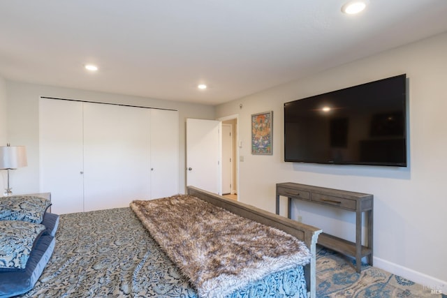 bedroom with recessed lighting, a closet, and baseboards