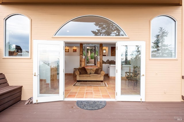 property entrance featuring a deck