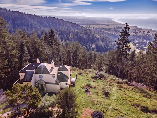 birds eye view of property featuring a forest view