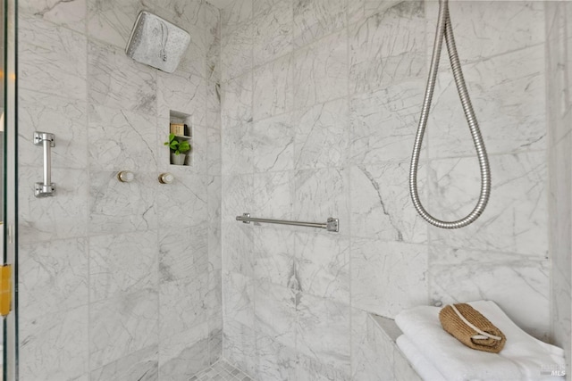 bathroom featuring tiled shower