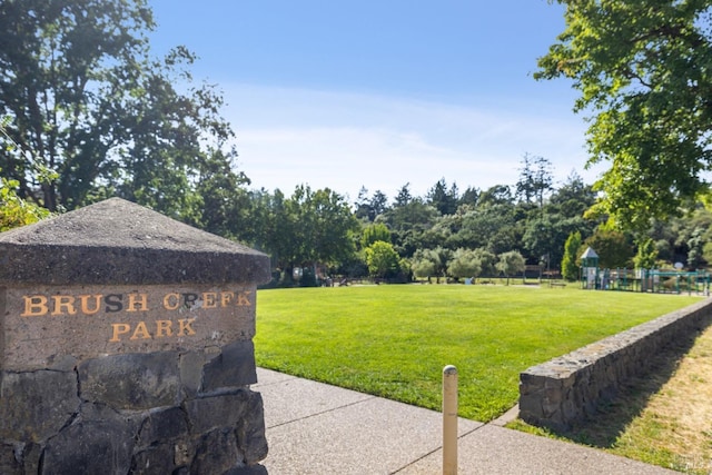 view of property's community featuring a lawn