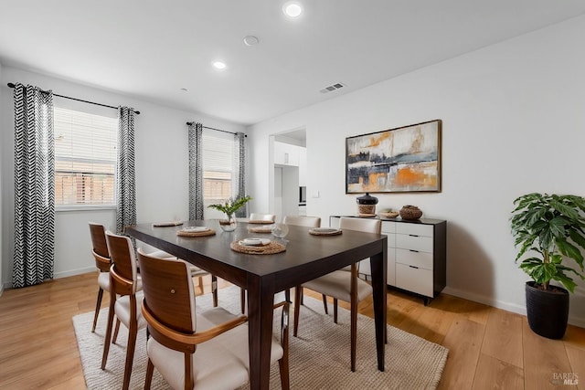 dining space featuring recessed lighting, light wood-style floors, visible vents, and baseboards