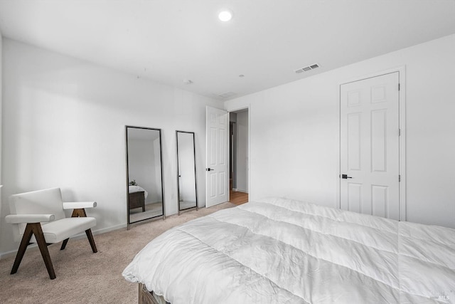 bedroom featuring recessed lighting, baseboards, visible vents, and light carpet