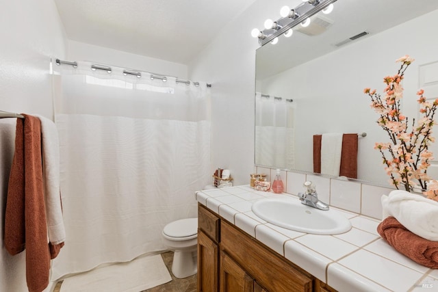 full bathroom with toilet, a shower with shower curtain, vanity, and visible vents