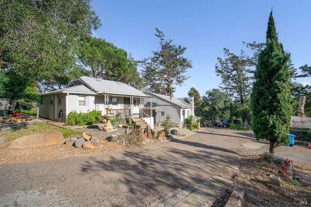 single story home with a porch