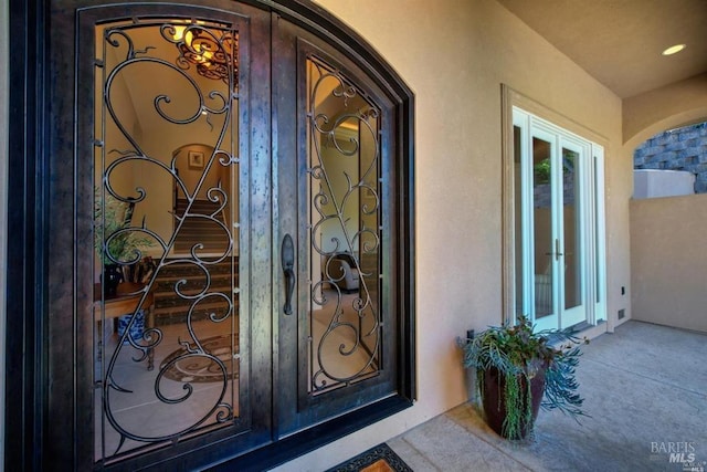 view of exterior entry featuring stucco siding