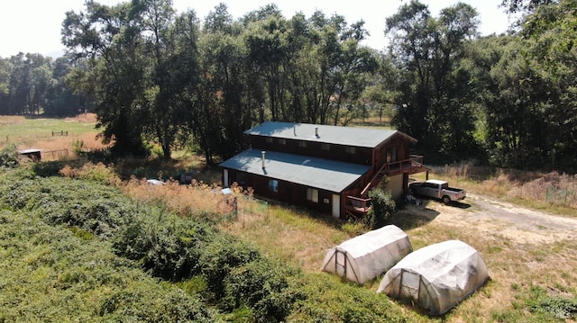 birds eye view of property featuring a forest view