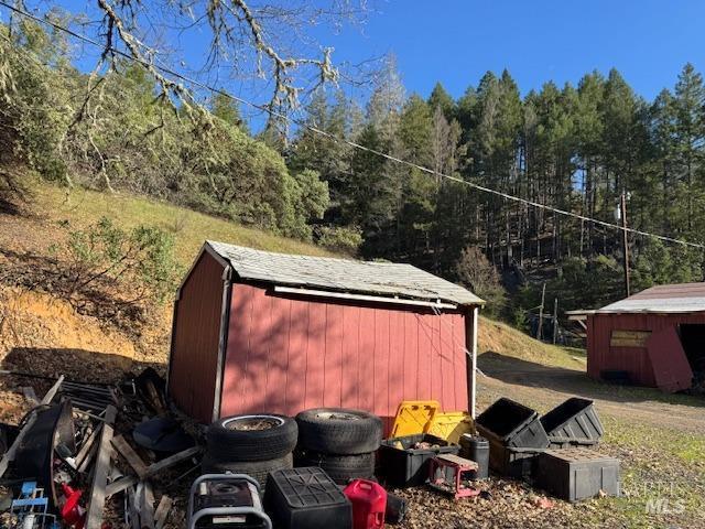 view of outdoor structure with an outbuilding