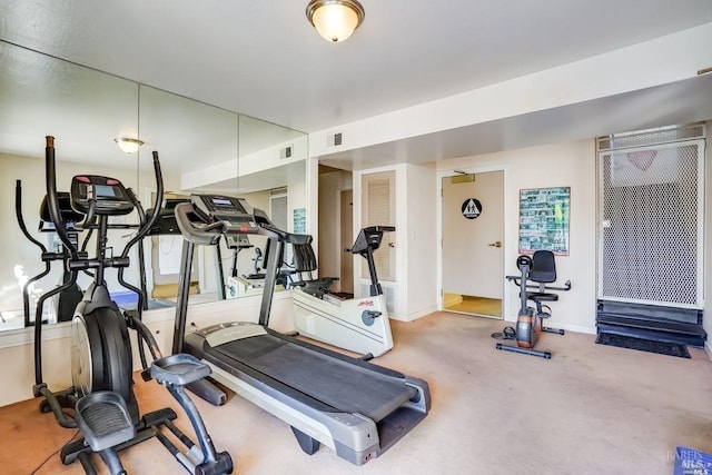 workout room featuring visible vents and baseboards