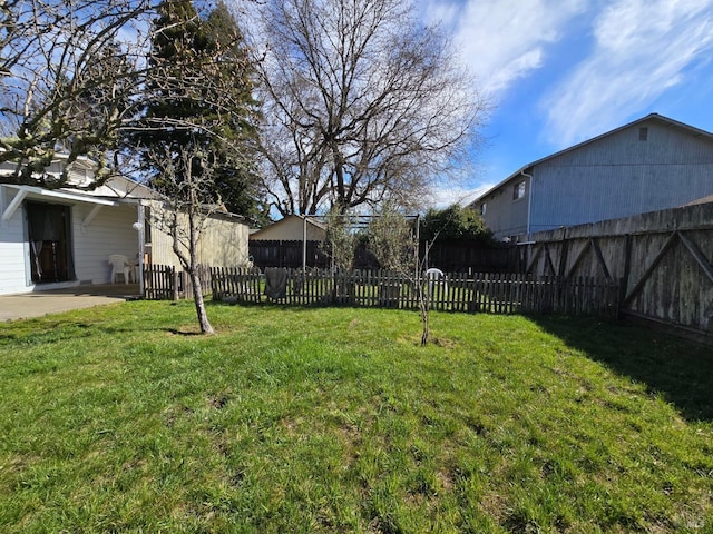 view of yard featuring fence