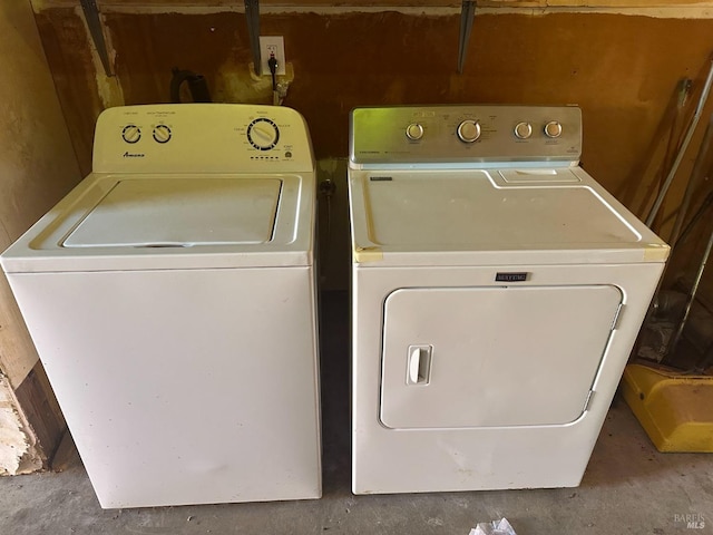 washroom with laundry area and independent washer and dryer