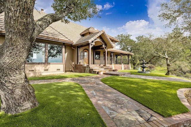 view of front of property featuring a front yard