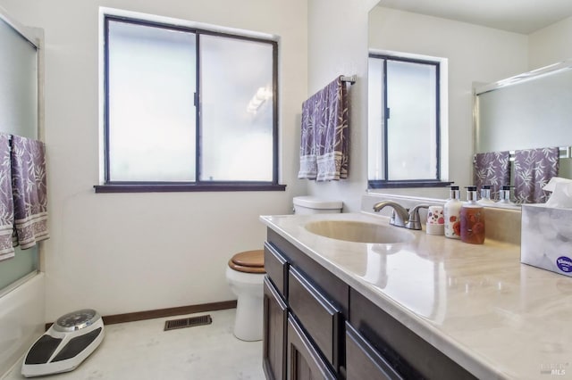 full bath featuring visible vents, toilet, vanity, and baseboards