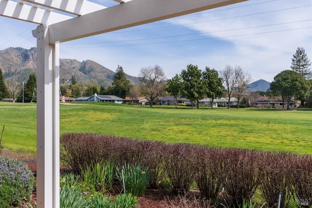 view of yard with a pergola and a mountain view