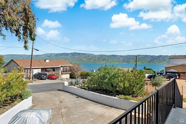 water view with a mountain view