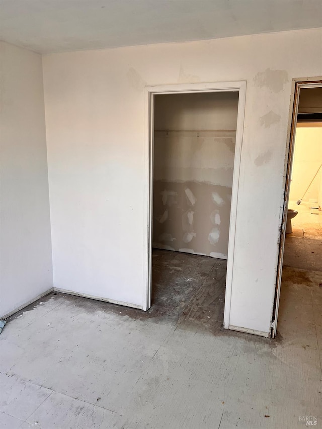 unfurnished bedroom featuring a closet