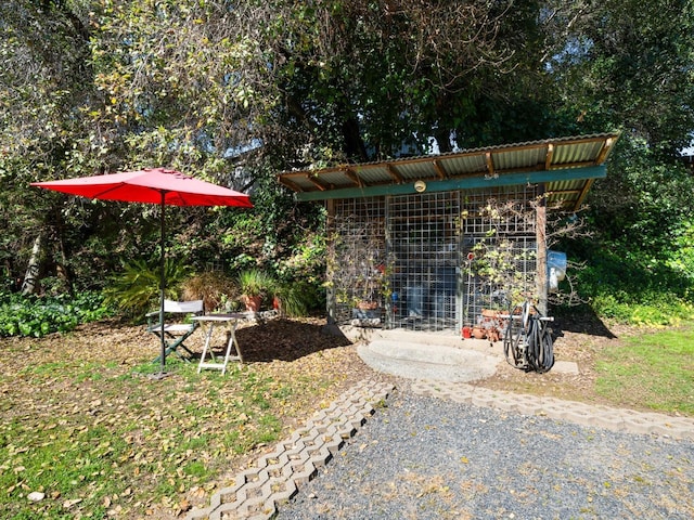 view of yard featuring an outdoor structure