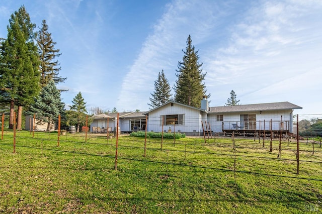 view of front of home featuring a front yard and fence