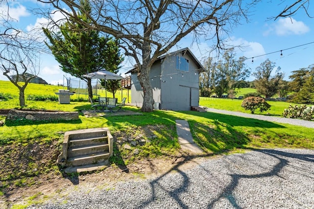 view of yard with an outdoor structure