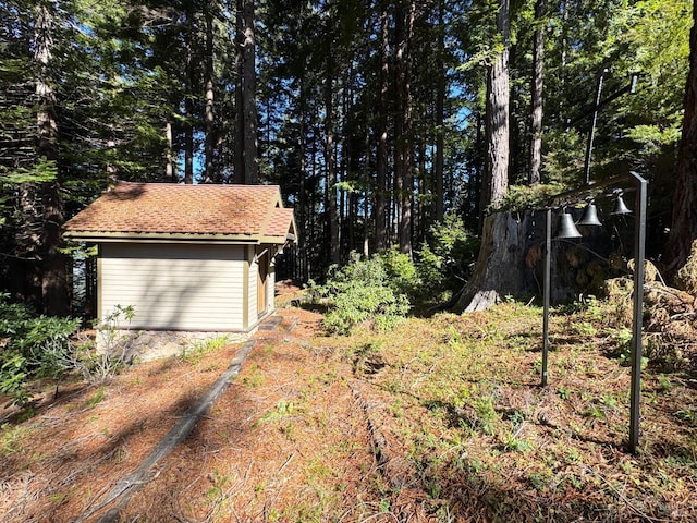 view of yard with an outdoor structure