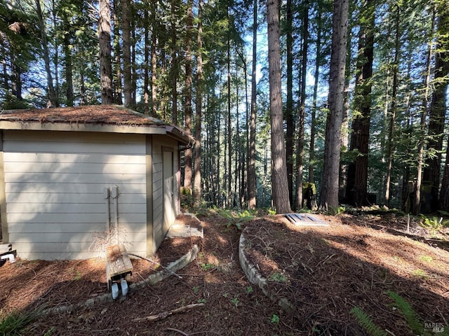 view of yard with a storage shed and an outdoor structure