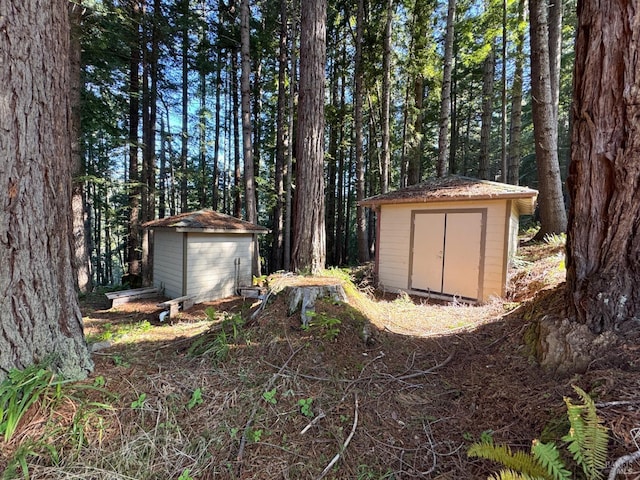 view of yard featuring an outbuilding and a shed