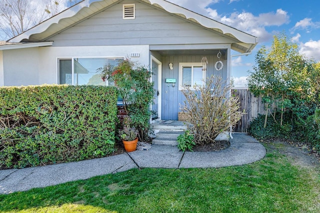 view of front of property featuring a front yard and fence