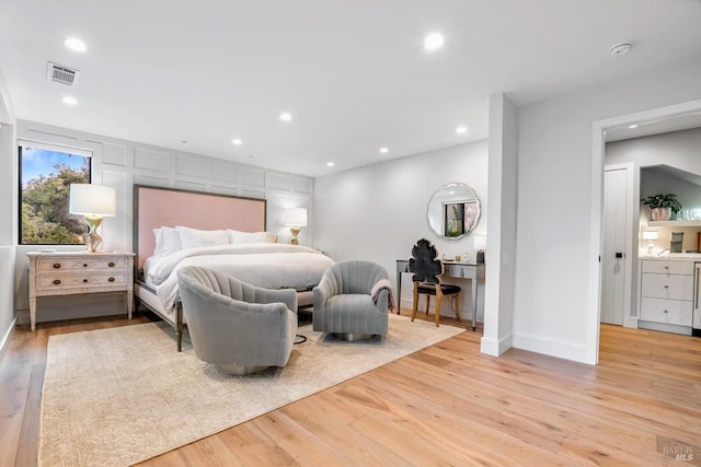 bedroom featuring recessed lighting, visible vents, baseboards, and light wood finished floors