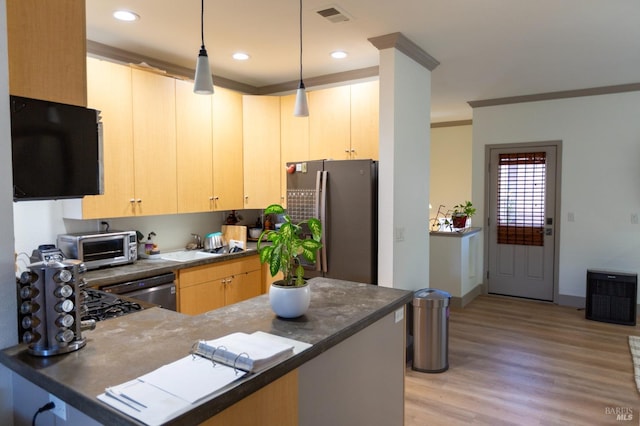 kitchen featuring visible vents, a peninsula, light wood-style flooring, appliances with stainless steel finishes, and dark countertops