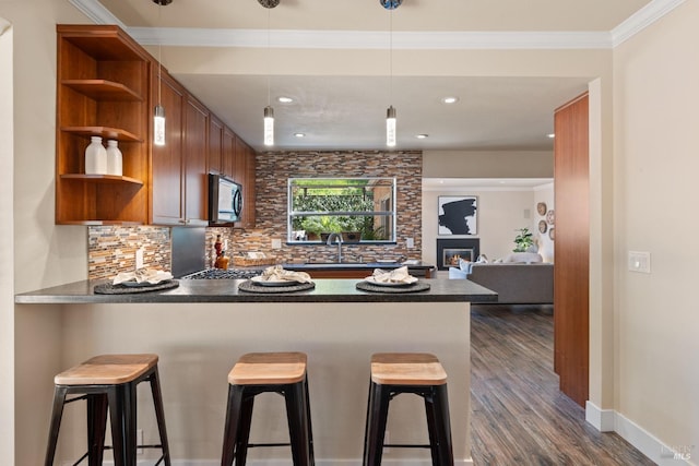 kitchen with ornamental molding, open shelves, dark wood finished floors, a peninsula, and decorative backsplash