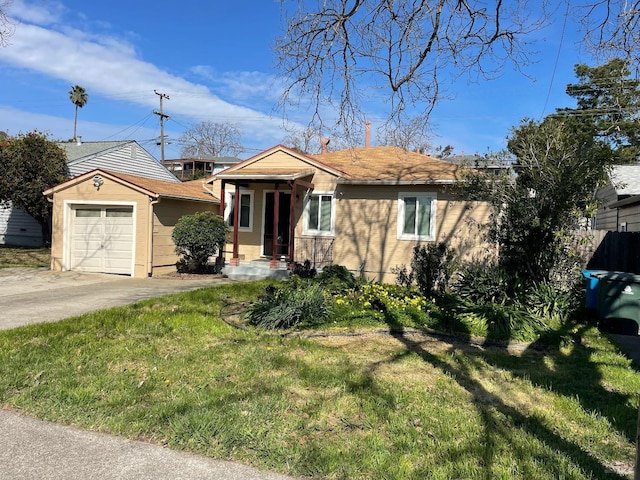 bungalow featuring a front lawn and concrete driveway