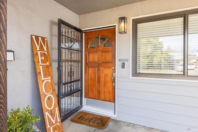 property entrance featuring stucco siding