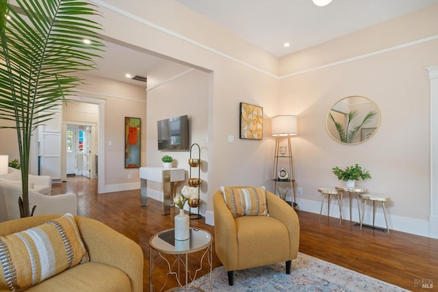 living area with recessed lighting, wood finished floors, and baseboards