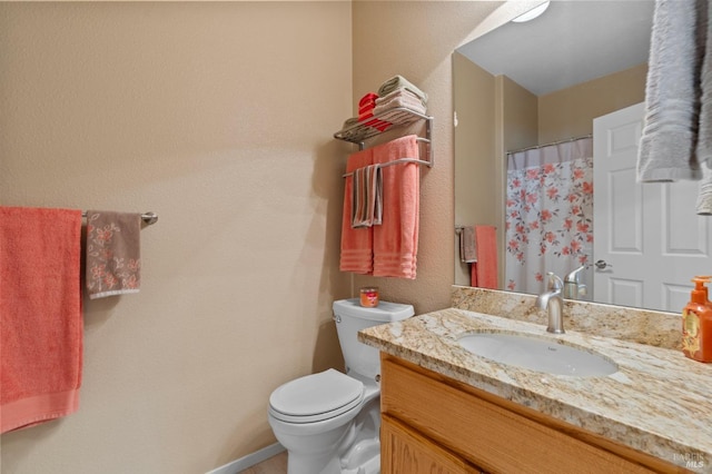 bathroom with curtained shower, toilet, vanity, and baseboards