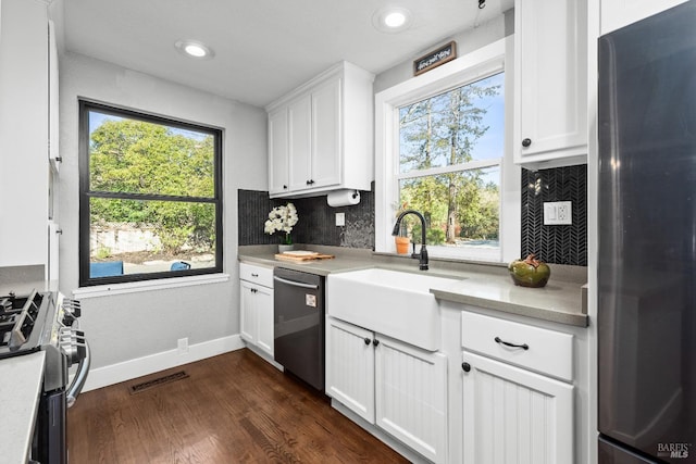 kitchen with stainless steel appliances, tasteful backsplash, visible vents, and light countertops