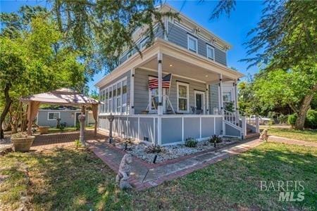 view of front of house featuring a porch and a front lawn