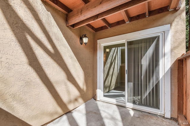 view of exterior entry featuring stucco siding