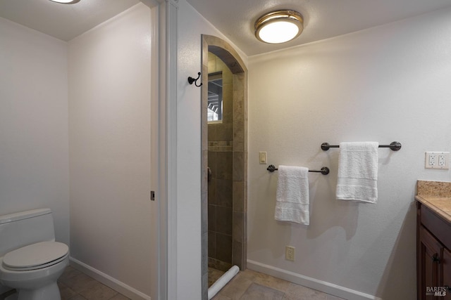 full bath featuring toilet, baseboards, tile patterned flooring, tiled shower, and vanity