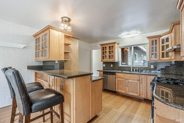 kitchen featuring black gas stove, a peninsula, open shelves, a sink, and dishwasher